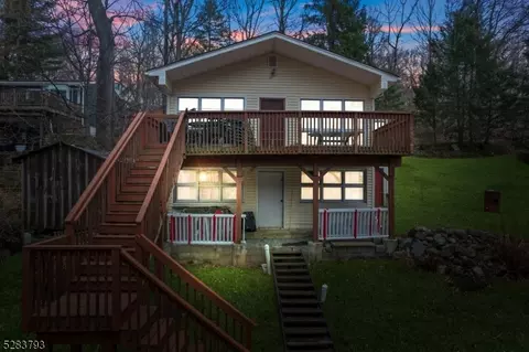 71 E Shore Dr, Vernon, NJ 07462