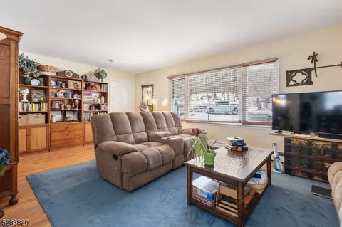 11 Gorge Dr, Wanaque Boro, NJ 07420 photo 4