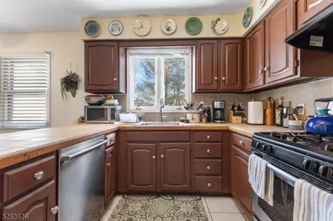 11 Gorge Dr, Wanaque Boro, NJ 07420 photo 9
