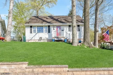74 Rafkind Rd, Bloomingdale, NJ 07403