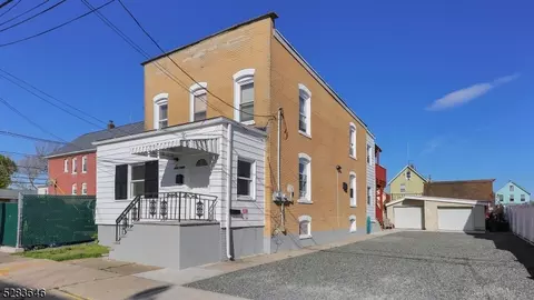 16 Somerset St, Carteret, NJ 07008