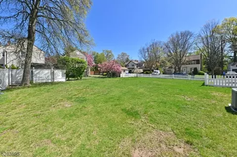 Exterior - 377 Kenwood Rd, Paramus, NJ 07652 photo 7 of 8