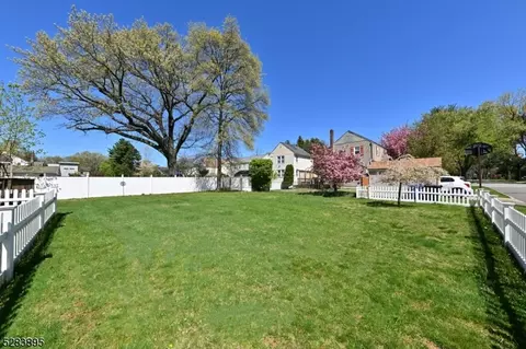 Exterior - 377 Kenwood Rd, Paramus, NJ 07652 photo 4 of 8