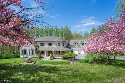 16 Woodfield Rd, Green Twp, NJ 07821
