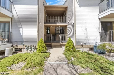 2 Sam Bonnell Dr, Clinton, NJ 08809