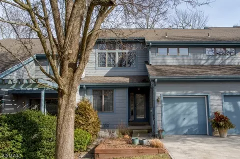 2 Woodstream Ct, Lambertville, NJ 08530