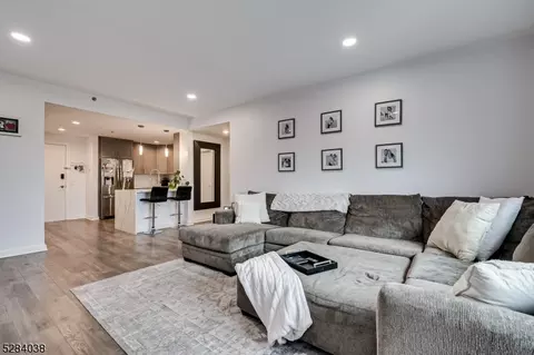 1 Carriage City Plz #906, Rahway City, NJ 07065