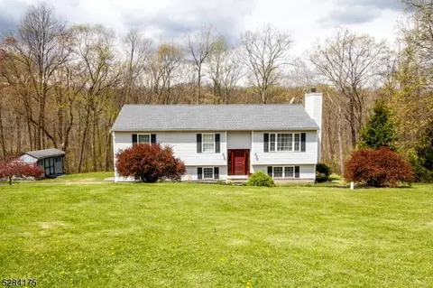 51 High Crest Dr, Hamburg, NJ 07419
