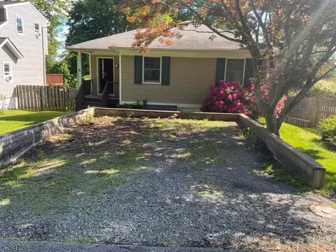 5 Falcon Dr, Mount Olive, NJ 07828