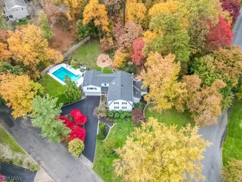 4 Wildwood Ct, Montvale, NJ 07645