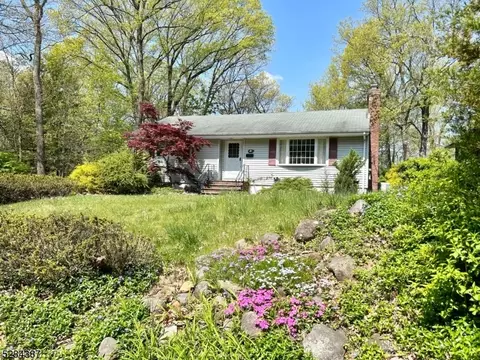 18 Hickory Dr, Oakland, NJ 07436