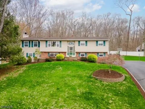 156 Iroquois Ave, Oakland, NJ 07436
