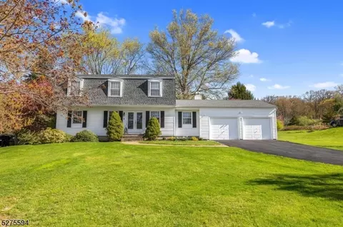 1 Hunter Dr, Washington Twp, NJ 07853
