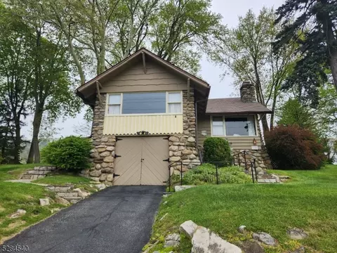 525 W Shore Trl, Sparta, NJ 07871