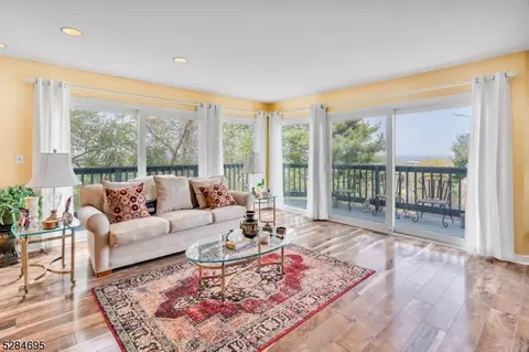 39 Skyview Ter, Clifton, NJ 07013