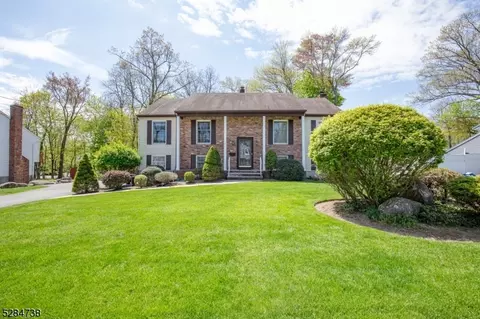 8 Robin Ln, Oakland, NJ 07436
