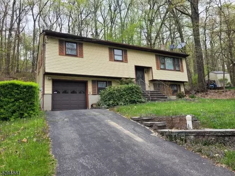 8 Panorama Dr, Sussex, NJ 07461