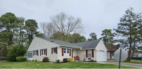 35 Auburn St, Manchester Township, NJ 08759