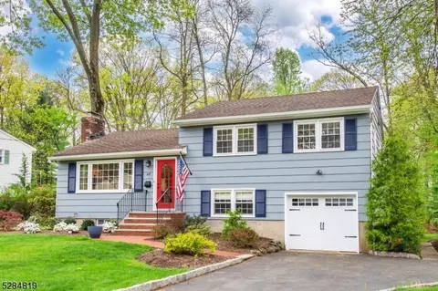 47 Robin Hood Rd, Morris Plains, NJ 07950