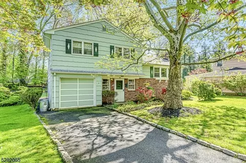 8 Azalea Ct, North Plainfield, NJ 07060