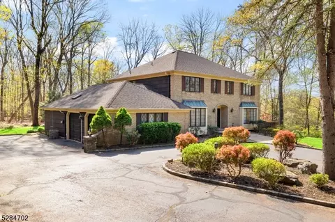 12 Canterbury Ln, Watchung, NJ 07069