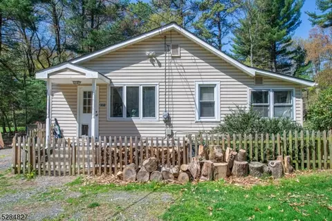 8 Jacobs Ln, Roxbury Twp, NJ 07876