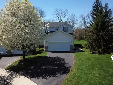 2 Lakeview Dr, Hamburg, NJ 07419
