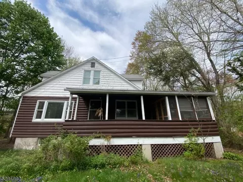 65 Belleau Gtwy, West Milford, NJ 07480