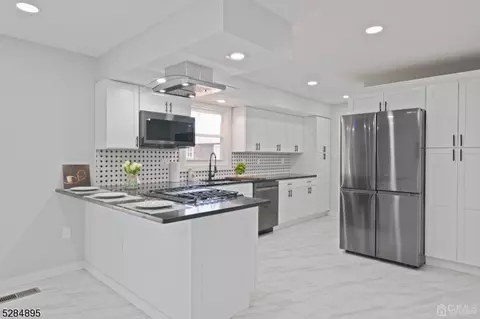 11 Blueberry Ct, Piscataway, NJ 08854