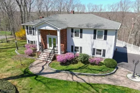 9 Crest Dr, Randolph, NJ 07869