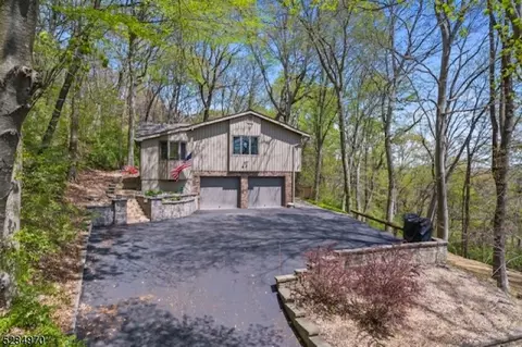 16 Serpentine Dr, Clinton, NJ 08809
