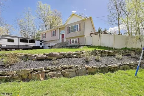 6 Tanglewood Dr, Vernon Twp, NJ 07422