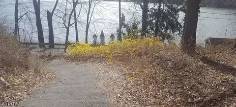 79-80 N Lakeside Dr, Liberty Twp, NJ 07823