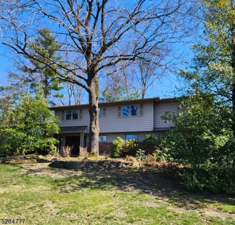 63 Powderhorn Dr, Wayne, NJ 07470