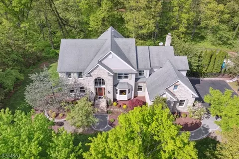 26 Horseshoe Dr, Hillsborough, NJ 08844
