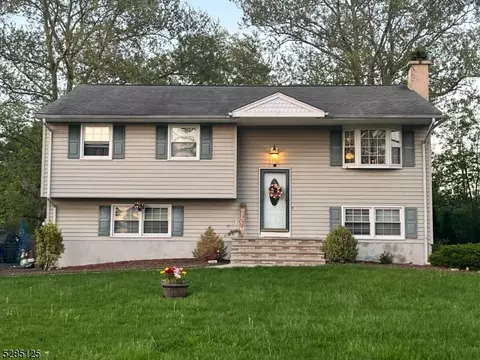 6 Kennedy Dr, Fairfield, NJ 07004