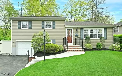 287 Spencer Pl, Paramus, NJ 07652