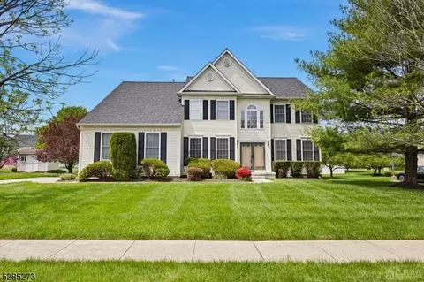 4 Julie Ct, Franklin Twp, NJ 08873