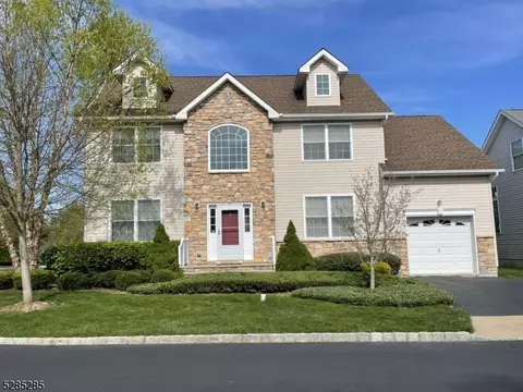 8 Higgins Ct, Flemington, NJ 08822