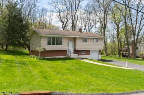 40 Scenic Dr, Green Twp, NJ 07821