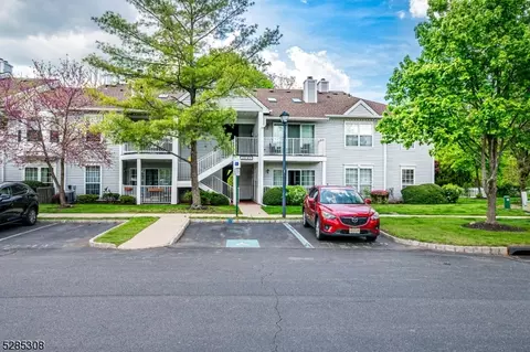 41 Chelsea Ct, Franklin Park, NJ 08823