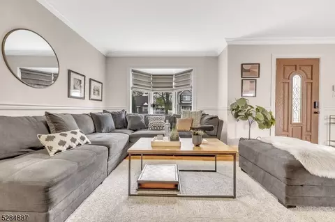 588 Oak Ave, Saddle Brook, NJ 07663