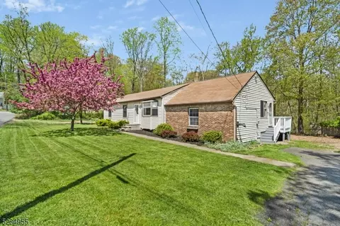 9 Dale Trl, Hopatcong, NJ 07843