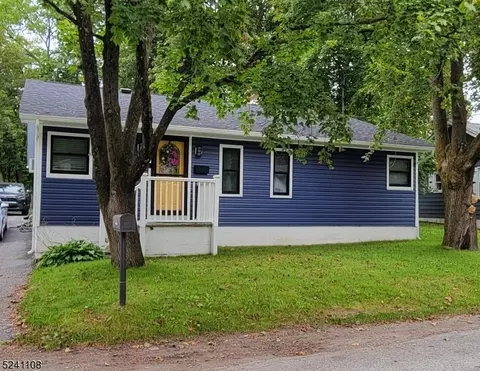 41 Bridge St, Ogdensburg, NJ 07439
