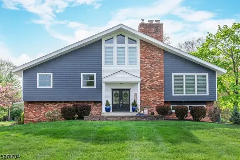 2 Red Barn Ln, Randolph, NJ 07869