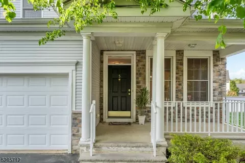5 Crown Point Ct, Old Bridge, NJ 08857
