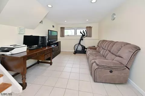664 Swathmore Ln, Paramus, NJ 07652 photo 18