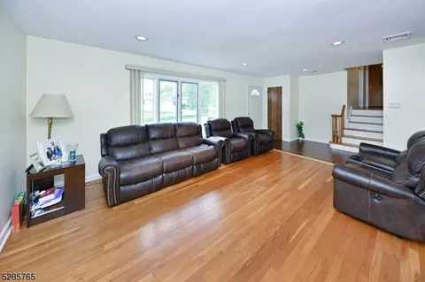 664 Swathmore Ln, Paramus, NJ 07652 photo 5