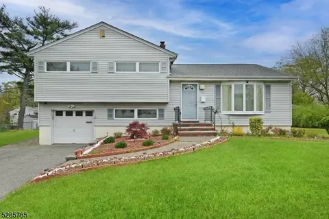 664 Swathmore Ln, Paramus, NJ 07652