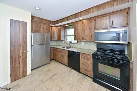 664 Swathmore Ln, Paramus, NJ 07652 photo 10